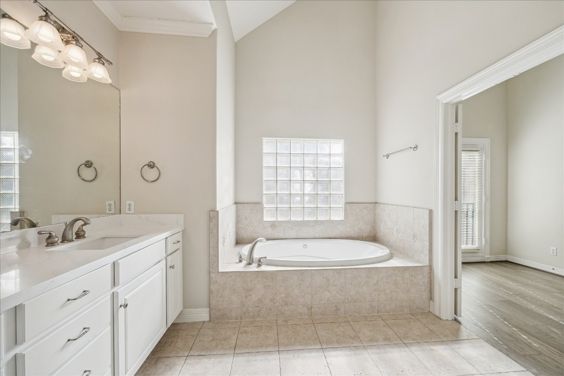 633 Hartman Street Houston, TX 77007 - Photo 16 of 23 a bathroom with a tub sink and mirror