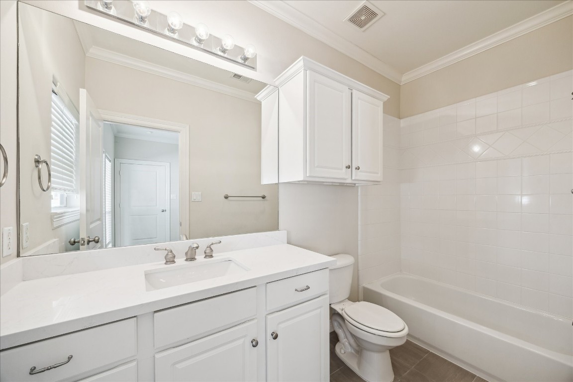 633 Hartman Street Houston, TX 77007 - Photo 19 of 23 a bathroom with a sink a toilet and a bathtub