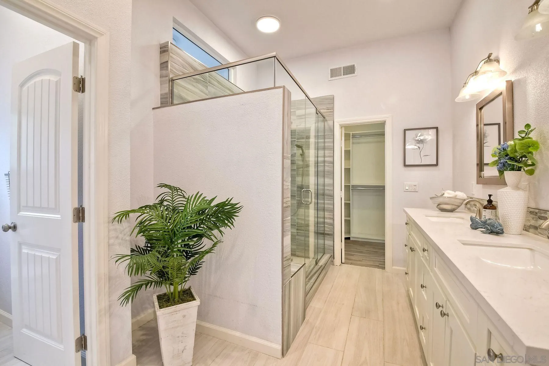 2705 Alexander Drive Escondido, CA 92029 - Photo 23 of 60 a bathroom with a tub sink and mirror