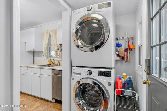 a view of entryway with washer and dryer