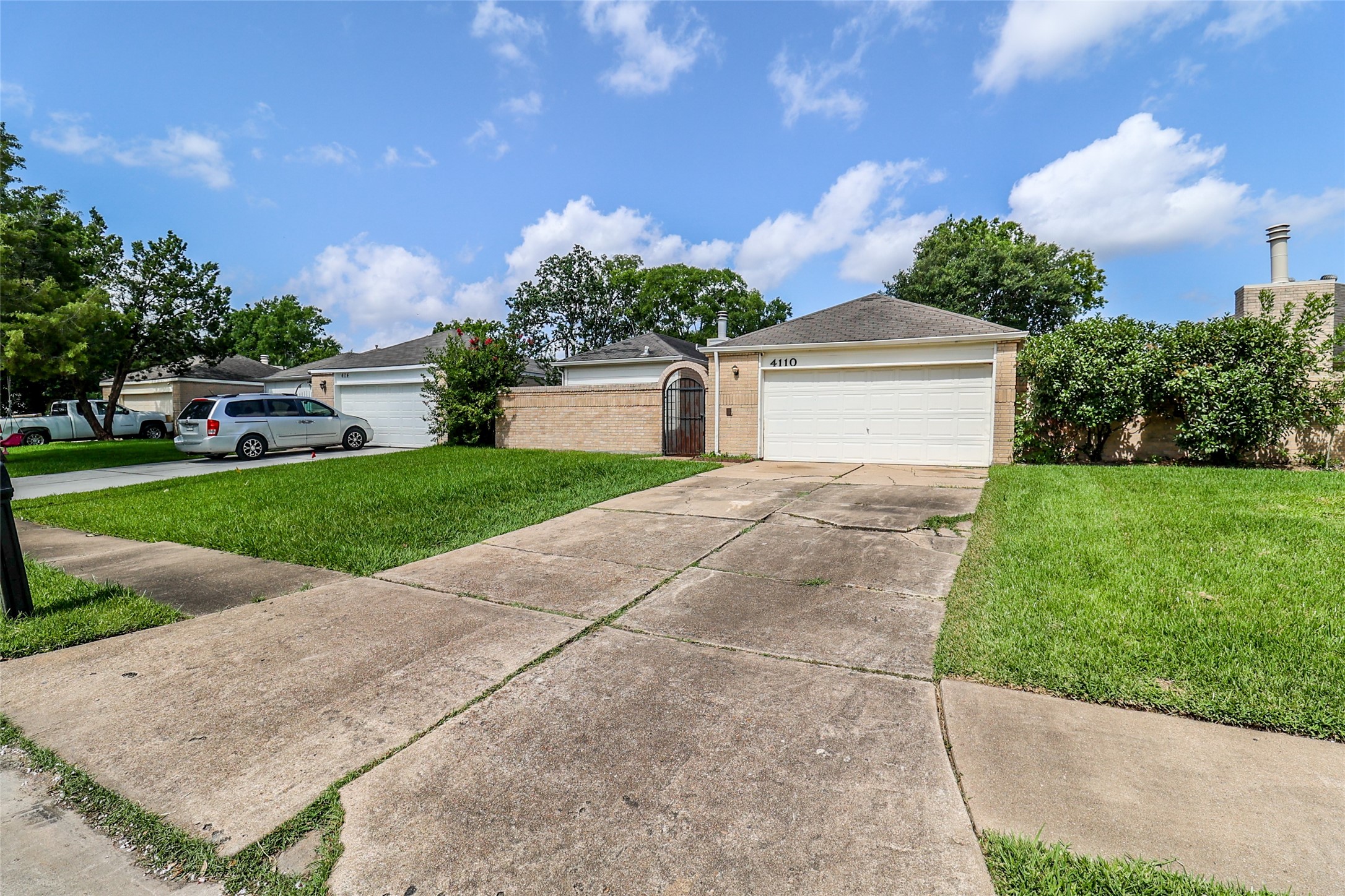 4110 Summit Valley Drive Houston, TX 77082 - Photo 2 of 33