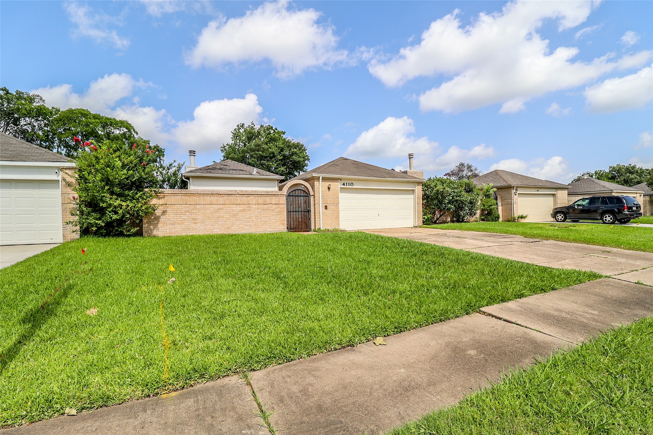 4110 Summit Valley Drive Houston, TX 77082 - Photo 3 of 33