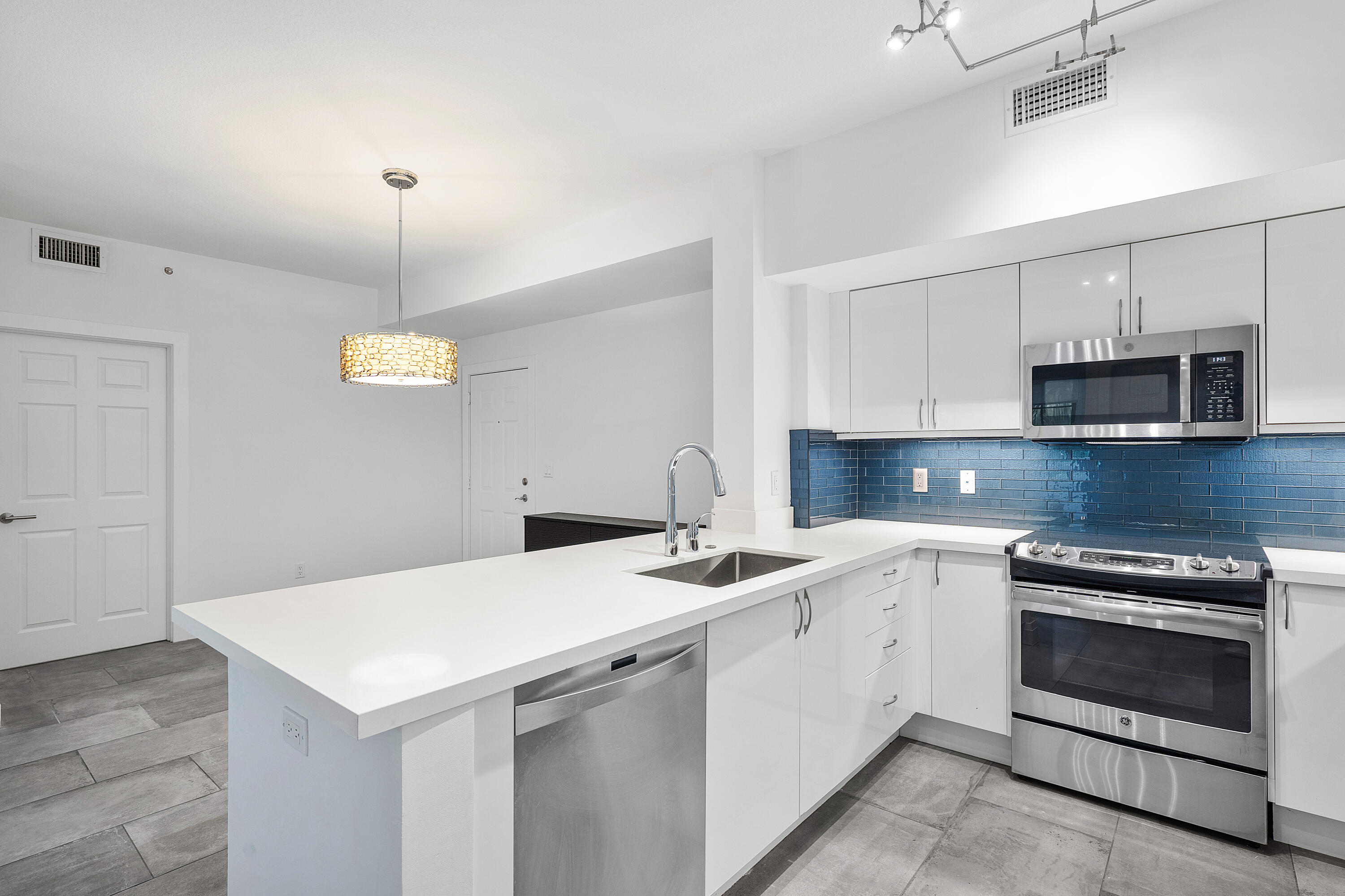 233 South Federal Highway, Unit 323 Boca Raton, FL 33432 - Photo 3 of 27 Kitchen