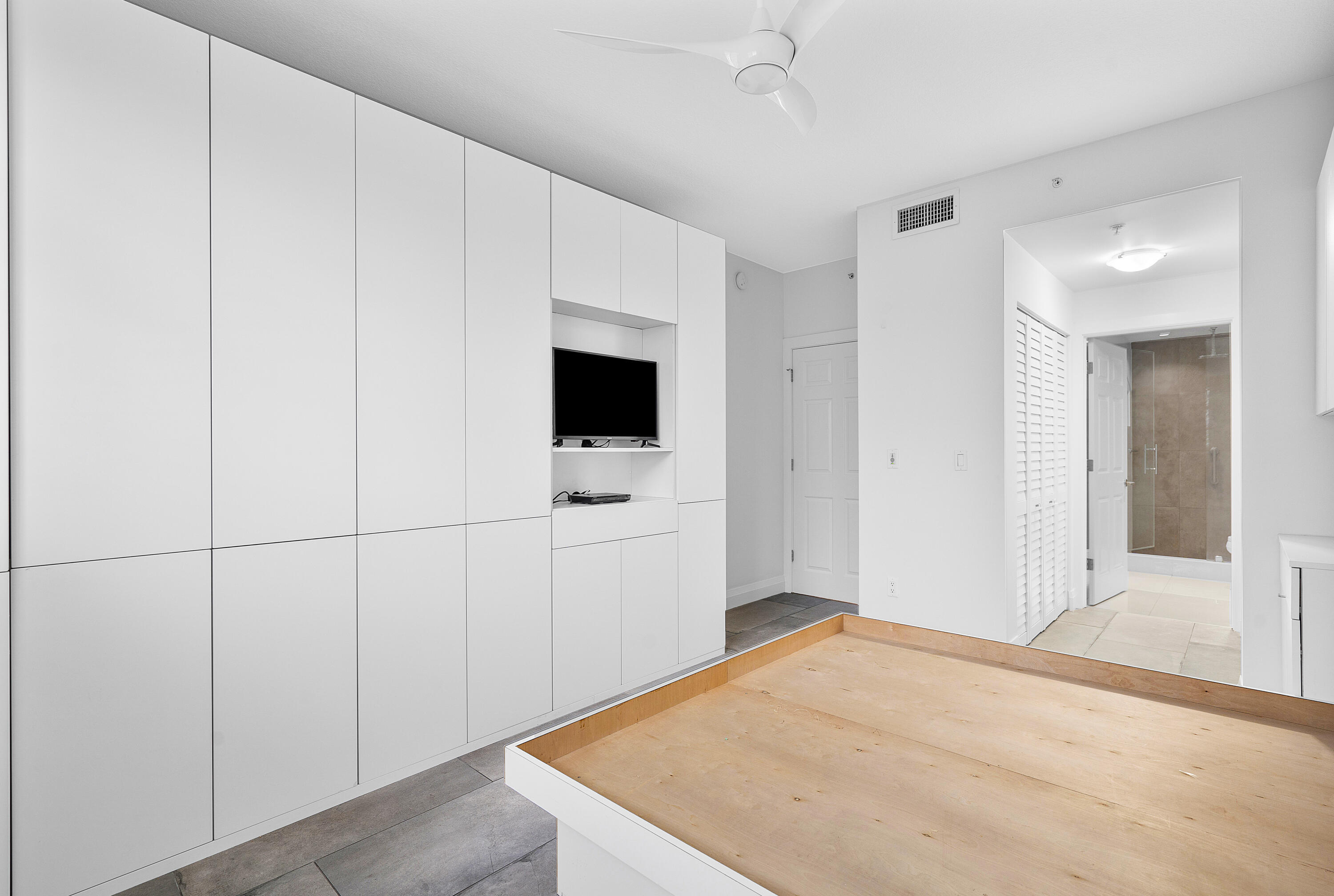 233 South Federal Highway, Unit 323 Boca Raton, FL 33432 - Photo 9 of 27 Primary Bedroom