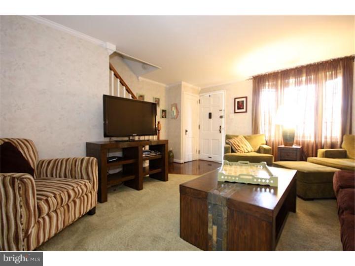 3348 Decatur Street Philadelphia, PA 19136 - Photo 2 of 25 Living Room