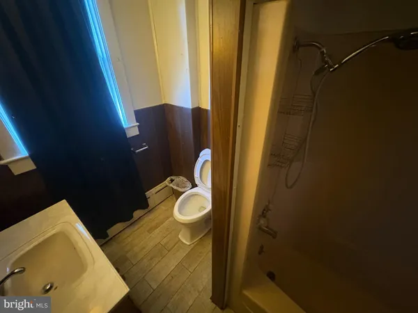 a view of empty room with window