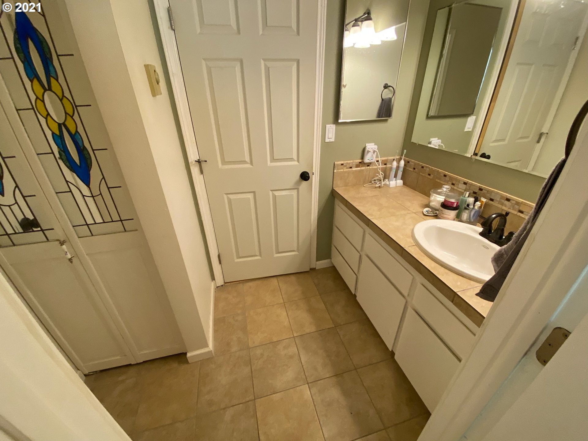 72010 London Road Cottage Grove, OR 97424 - Photo 11 of 31 a bathroom with a sink a mirror and a bathtub