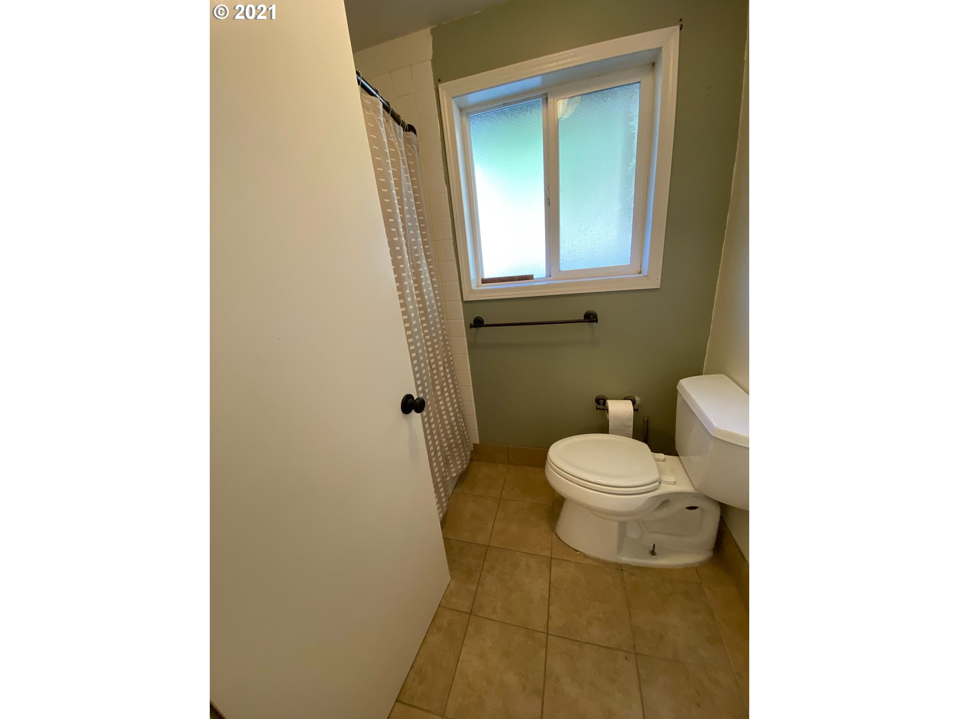 72010 London Road Cottage Grove, OR 97424 - Photo 13 of 31 a bathroom with a toilet and a sink