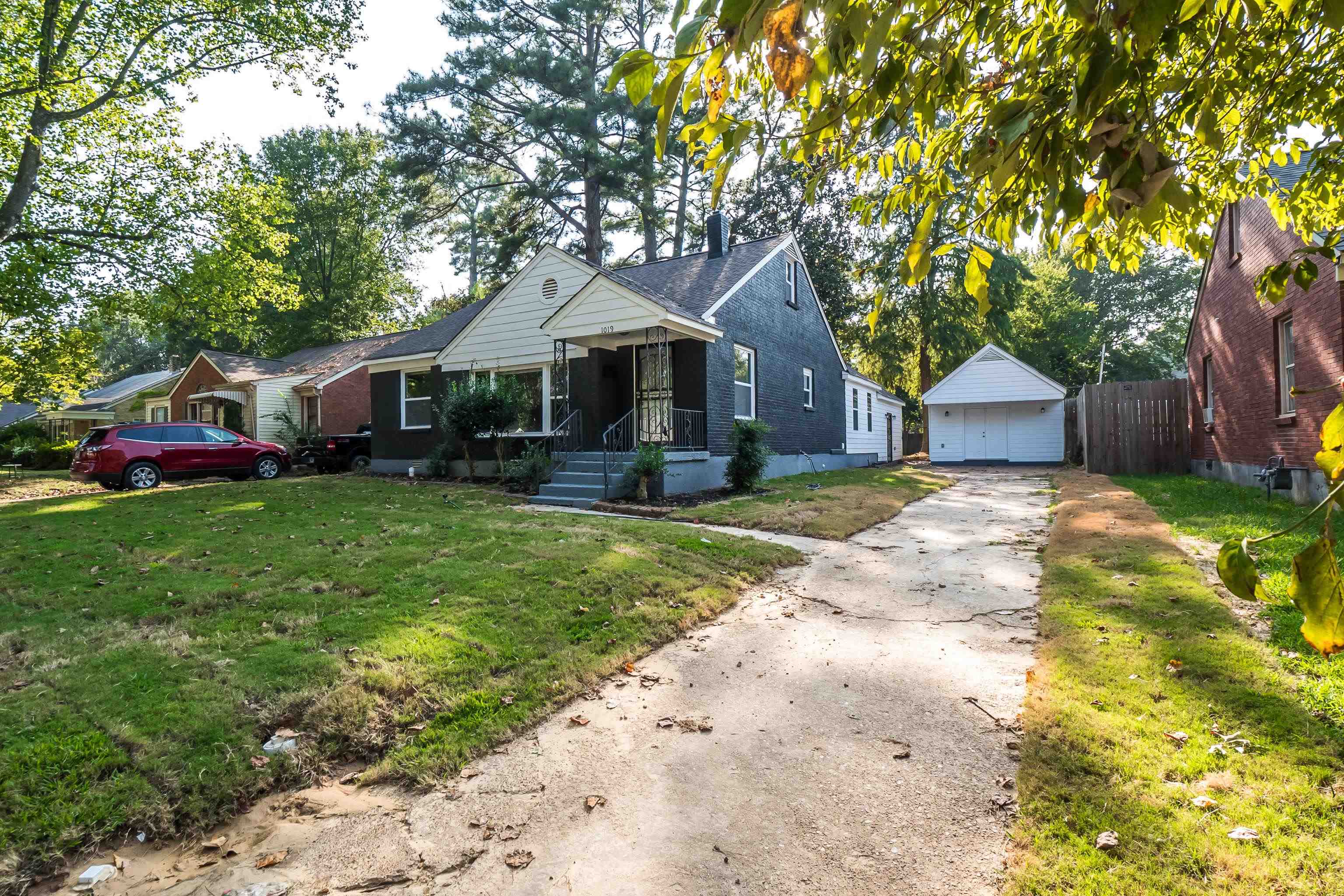 1019 Wingfield Road Memphis, TN 38122 - Photo 2 of 34 a front view of a house with garden