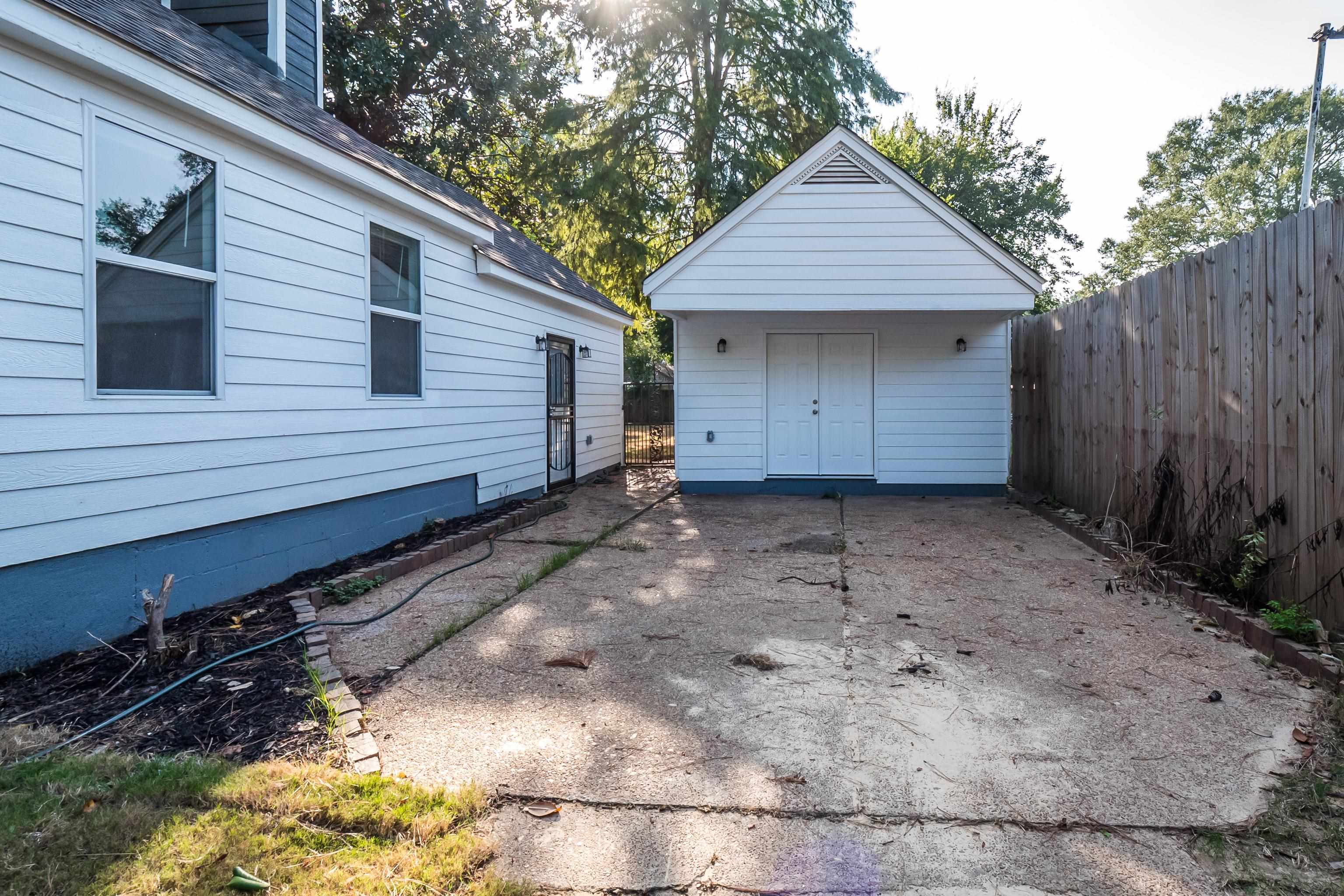 1019 Wingfield Road Memphis, TN 38122 - Photo 26 of 34 a view of a house with a yard and wooden fence