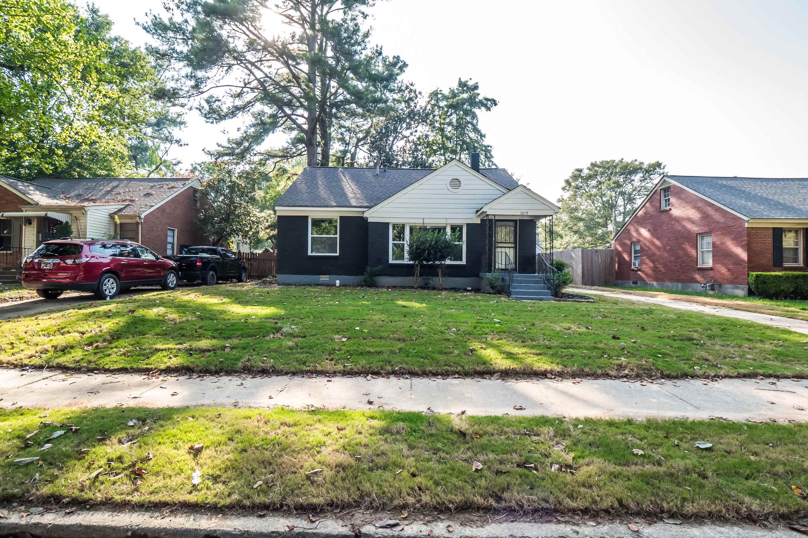 1019 Wingfield Road Memphis, TN 38122 - Photo 3 of 34 a front view of a house with a yard table and chairs