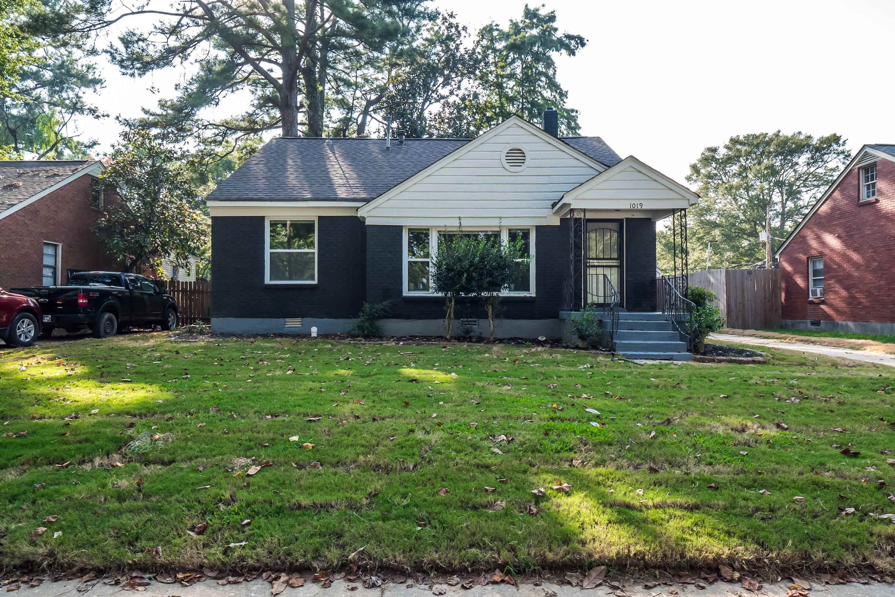 1019 Wingfield Road Memphis, TN 38122 - Photo 4 of 34 a front view of a house with a garden