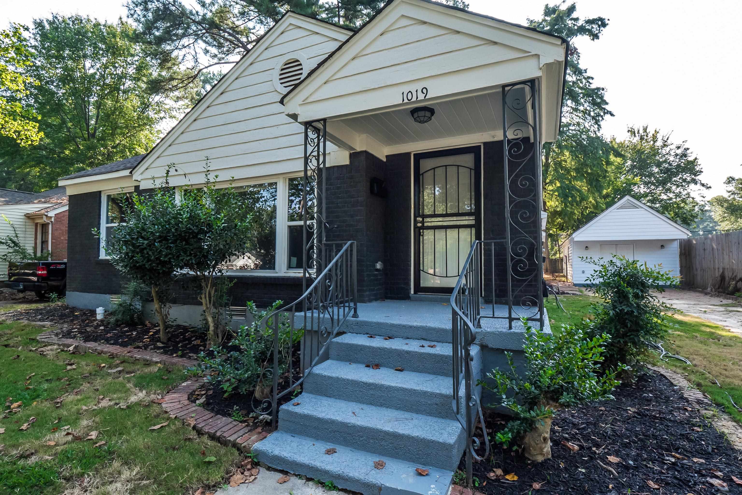 1019 Wingfield Road Memphis, TN 38122 - Photo 6 of 34 a front view of a house with a yard