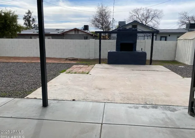 a view of a backyard