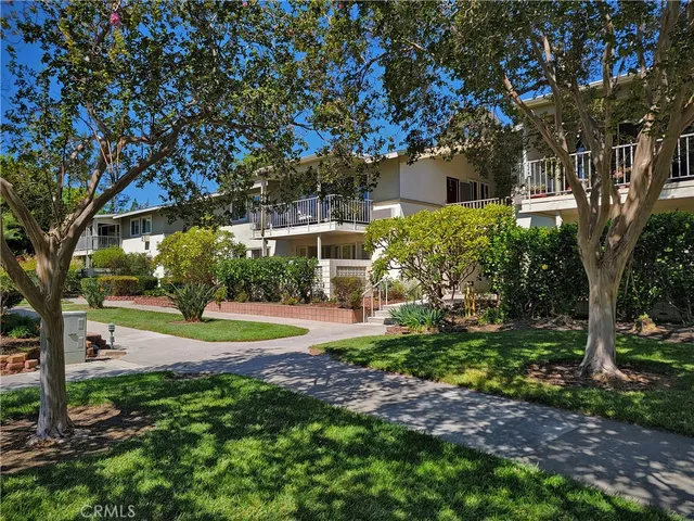 a view of a yard in front of house