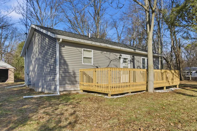 a view of back yard of the house