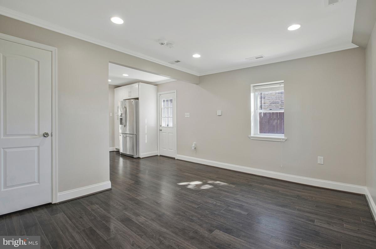 3415 Sollers Point Road Dundalk, MD 21222 - Photo 10 of 38 Living Room