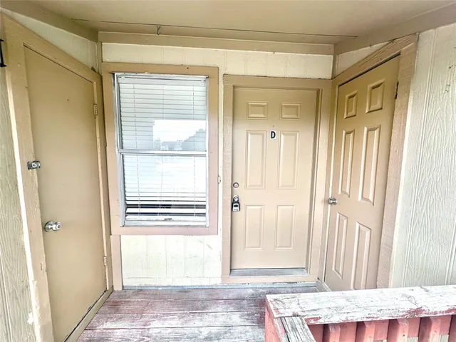 a view of entryway with a front door