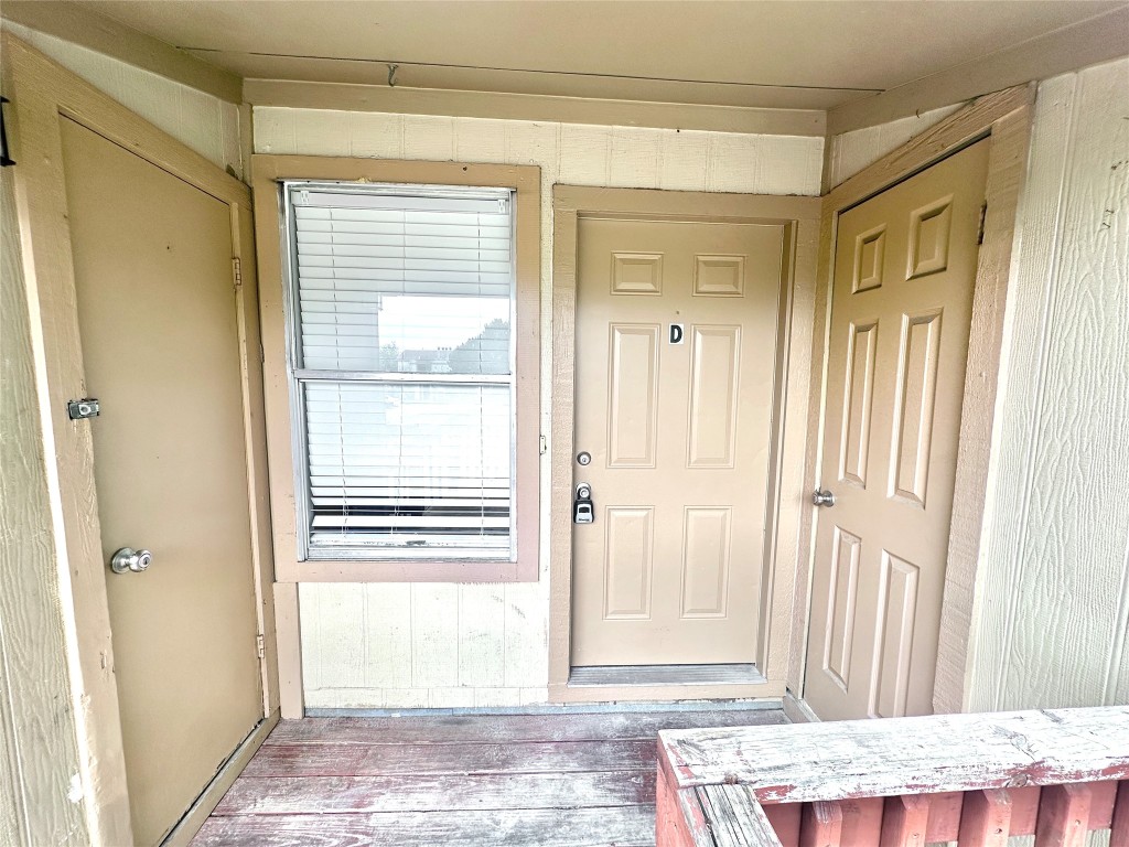 a view of entryway with a front door