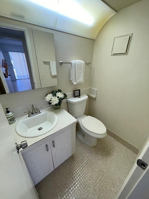 2075 Cornwall East, Unit 2075 Boca Raton, FL 33434 - Photo 21 of 32 a bathroom with a toilet sink and mirror