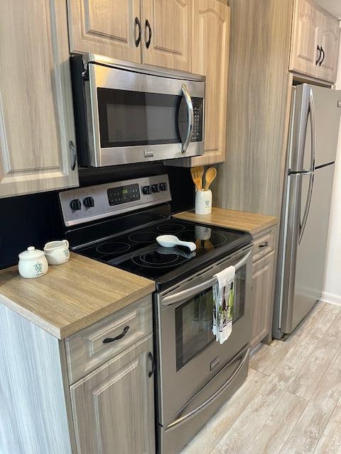 2075 Cornwall East, Unit 2075 Boca Raton, FL 33434 - Photo 10 of 32 a kitchen with a stove and a microwave