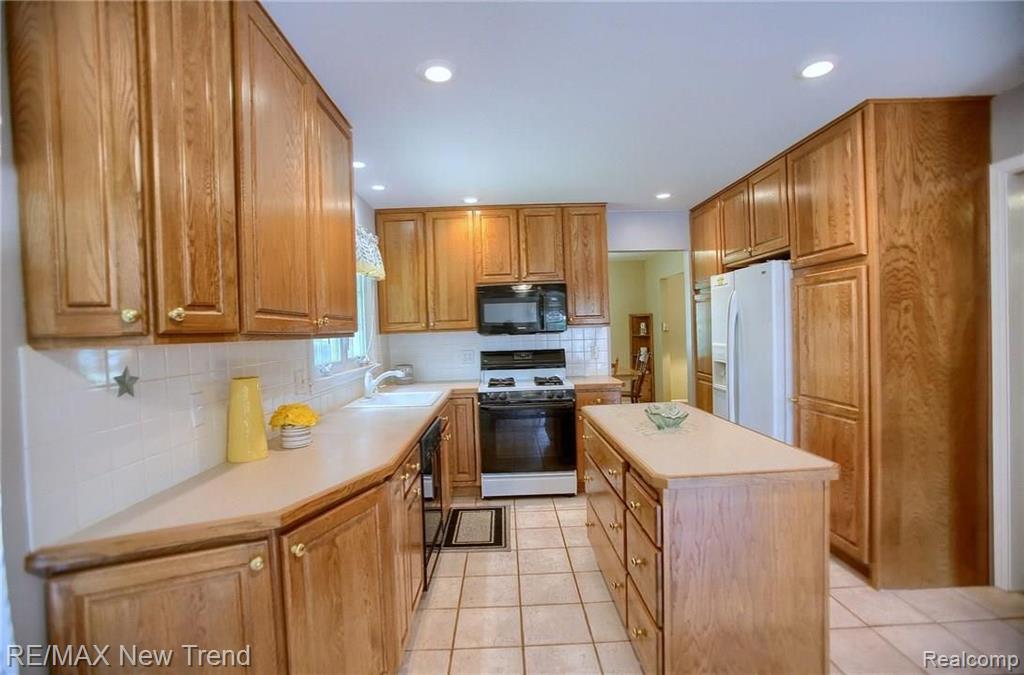 36307 West Lyman Road Farmington Hills, MI 48331 - Photo 8 of 33