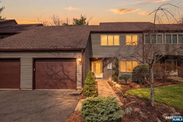 $837,500 | 20 Romopock Court, Mahwah, NJ 07430
