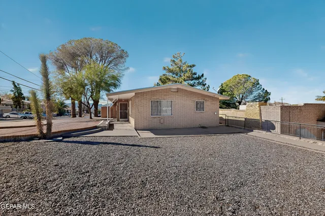 a view of a pathway with a house