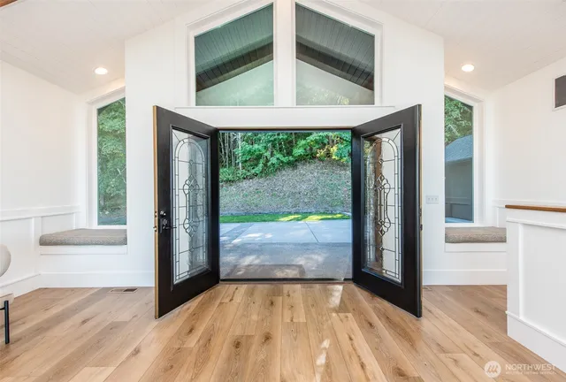 a view of empty room with front door