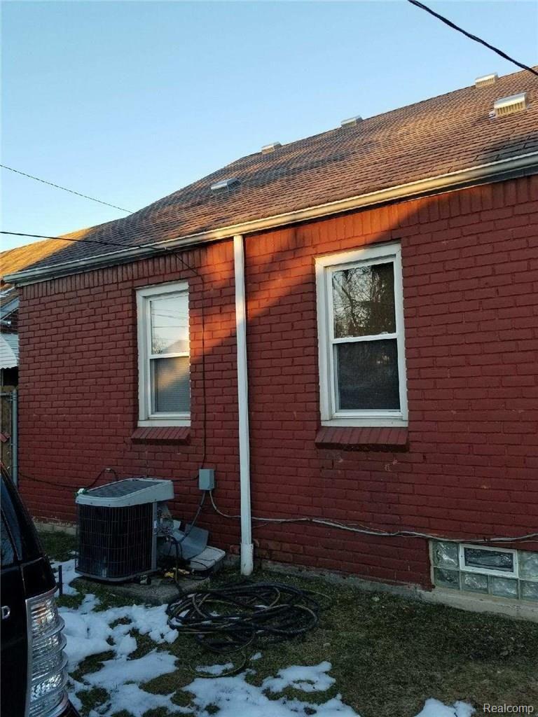 18467 Rutherford Street Detroit, MI 48235 - Photo 3 of 11 180304_095941_11.jpg