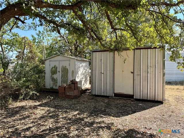 a view of a house with backyard and garden