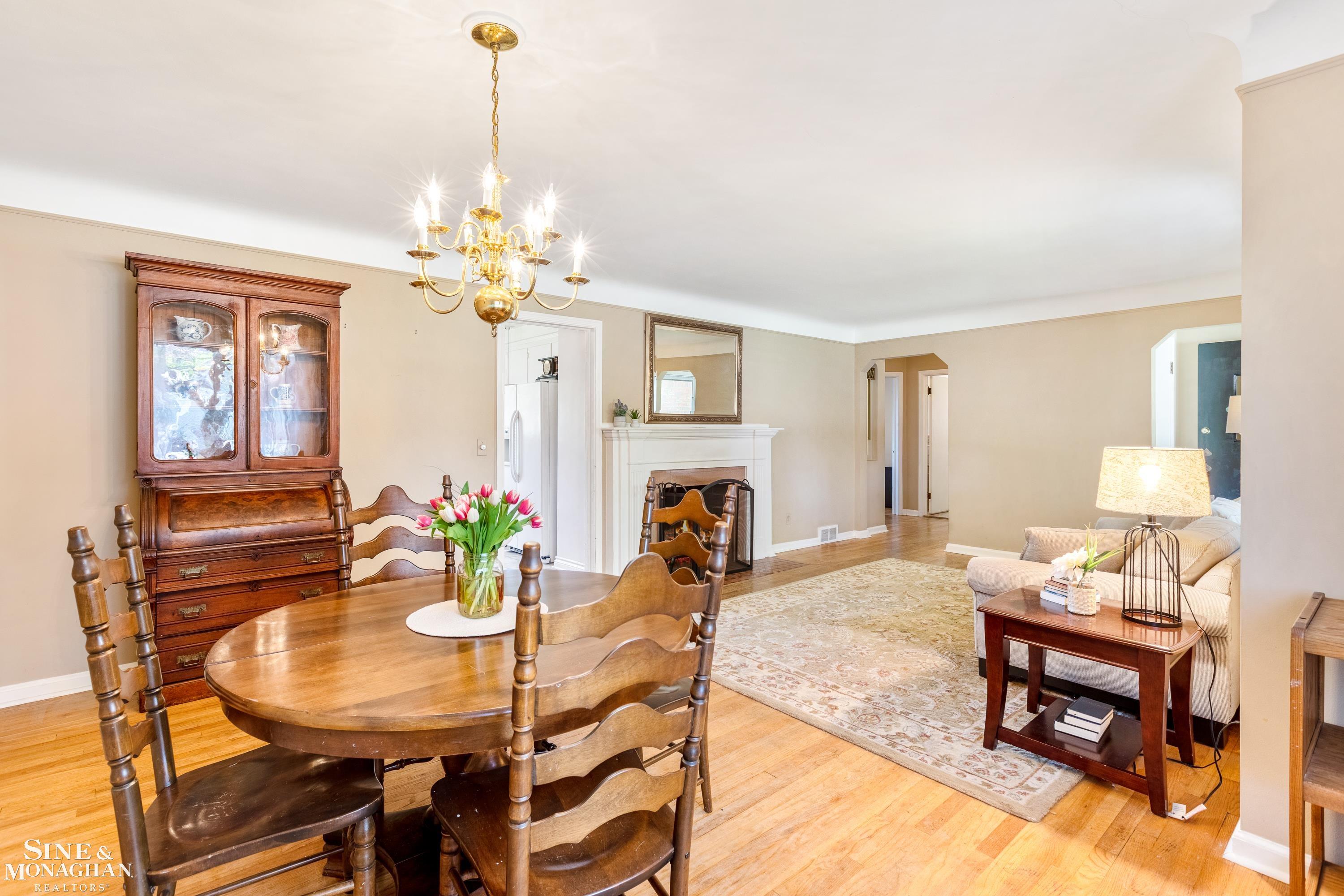 1572 Cook Road Grosse Pointe Woods, MI 48236 - Photo 10 of 29 Gallery Image 10
