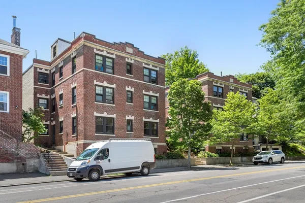 $2,300 | 590 Washington Street, Unit 3, Brookline, MA 02446