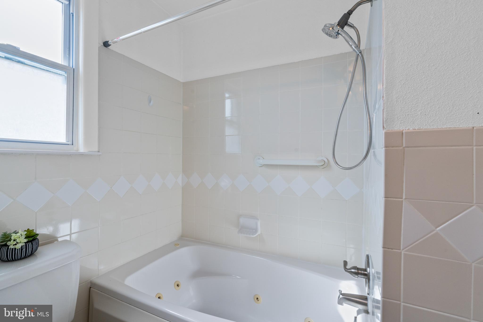 615 Sherrie Road Philadelphia, PA 19115 - Photo 17 of 30 Hallway bathroom