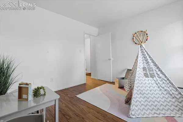 a view of entryway and hall