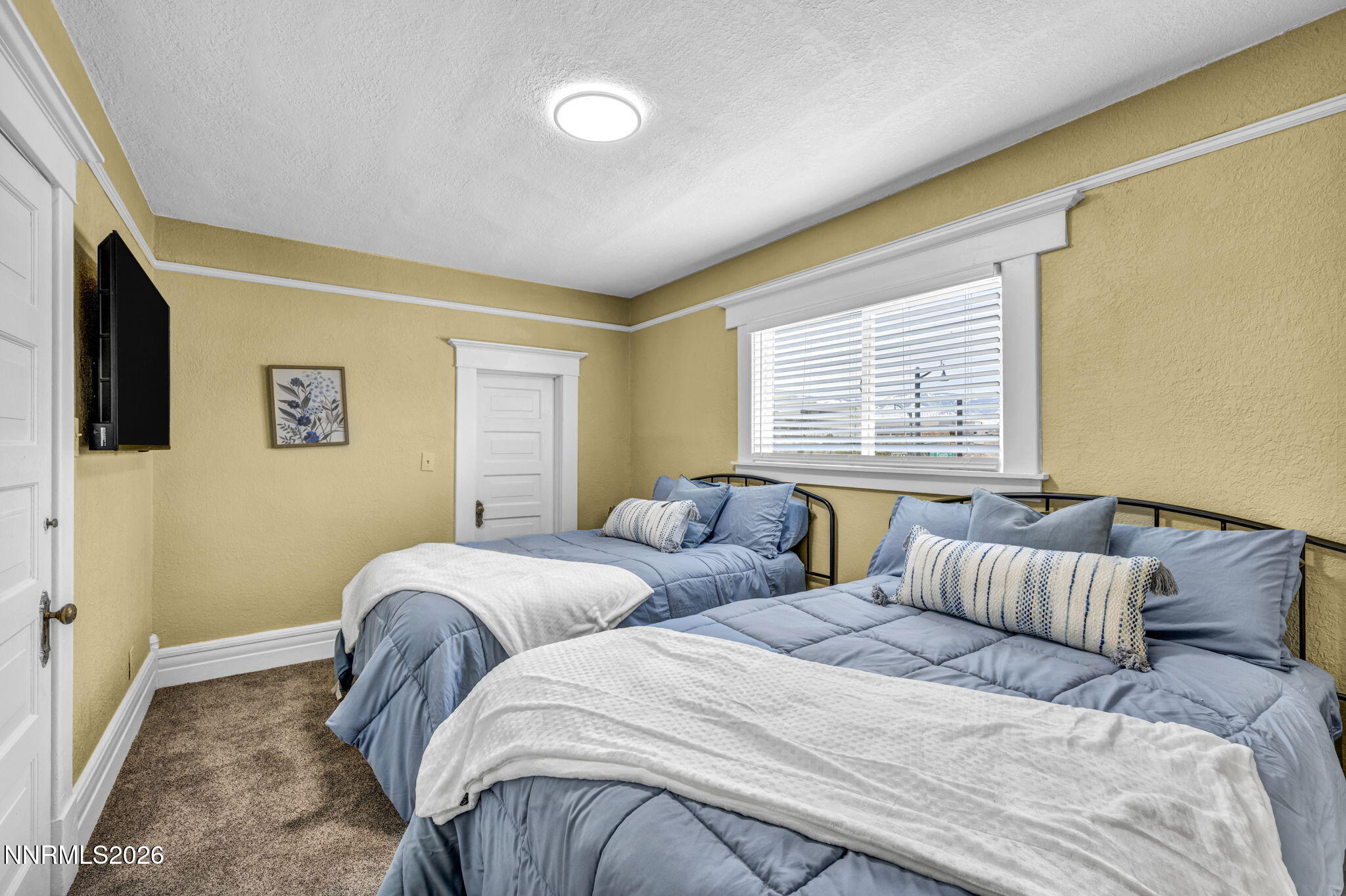 35 West 8th Street Reno, NV 89503 - Photo 44 of 62 a bedroom with two beds and a large window