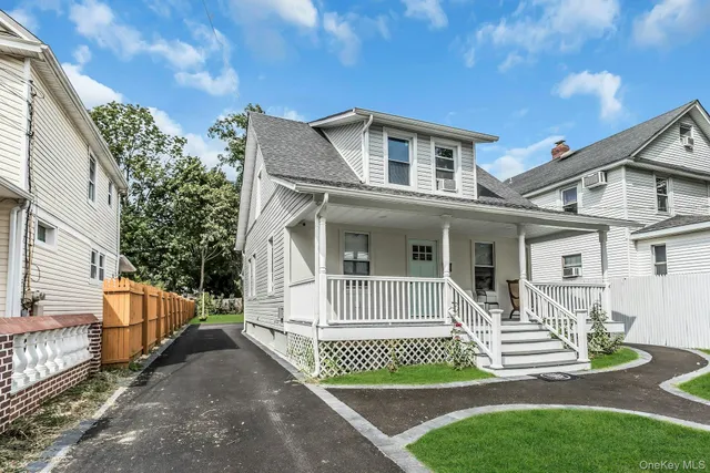 $5,000 | 4 West 11th Street, Huntington Station, NY 11746