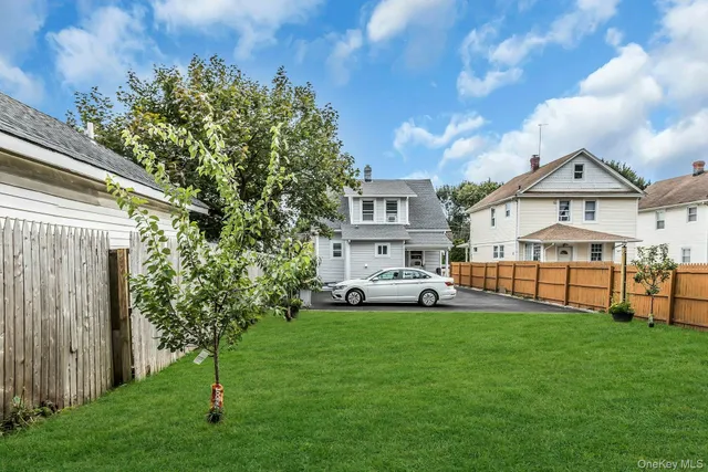 $5,000 | 4 West 11th Street, Huntington Station, NY 11746