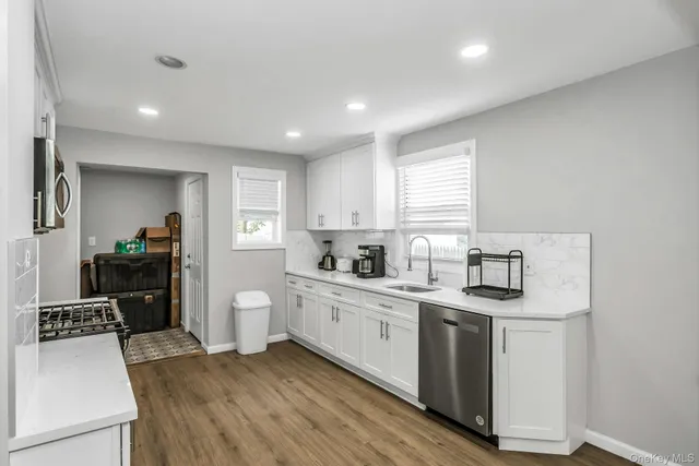 $5,000 | 4 West 11th Street, Huntington Station, NY 11746