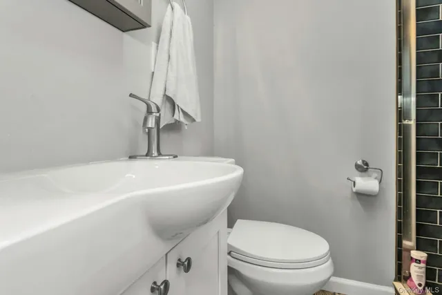 $5,000 | 4 West 11th Street, Huntington Station, NY 11746