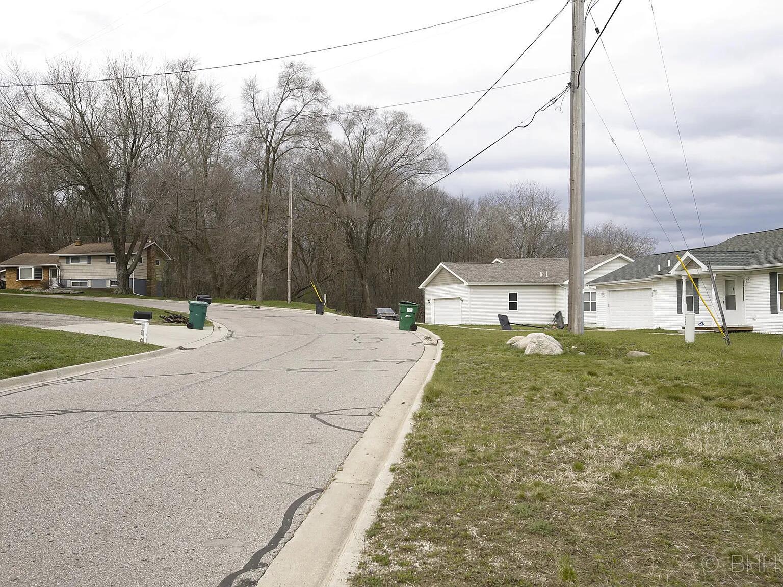 46 North New Moon Terrace Springfield, MI 49037 - Photo 4 of 7 image