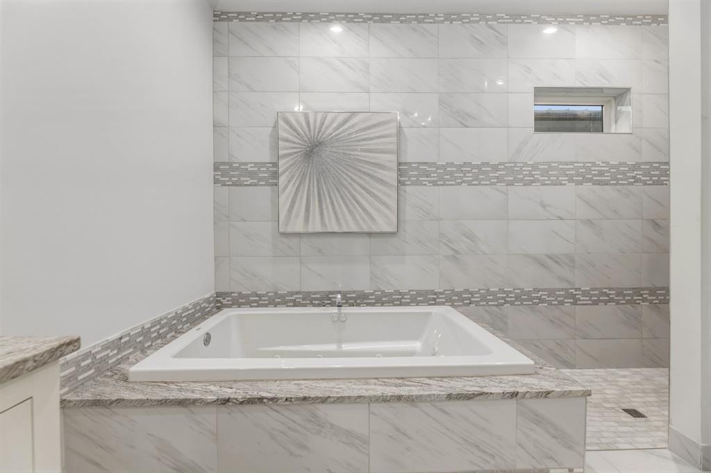 1515 North Fielder Road Arlington, TX 76012 - Photo 23 of 35 a bathroom with a bathtub