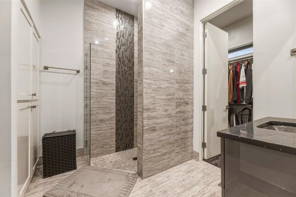 1515 North Fielder Road Arlington, TX 76012 - Photo 28 of 35 a bathroom with a sink and a mirror