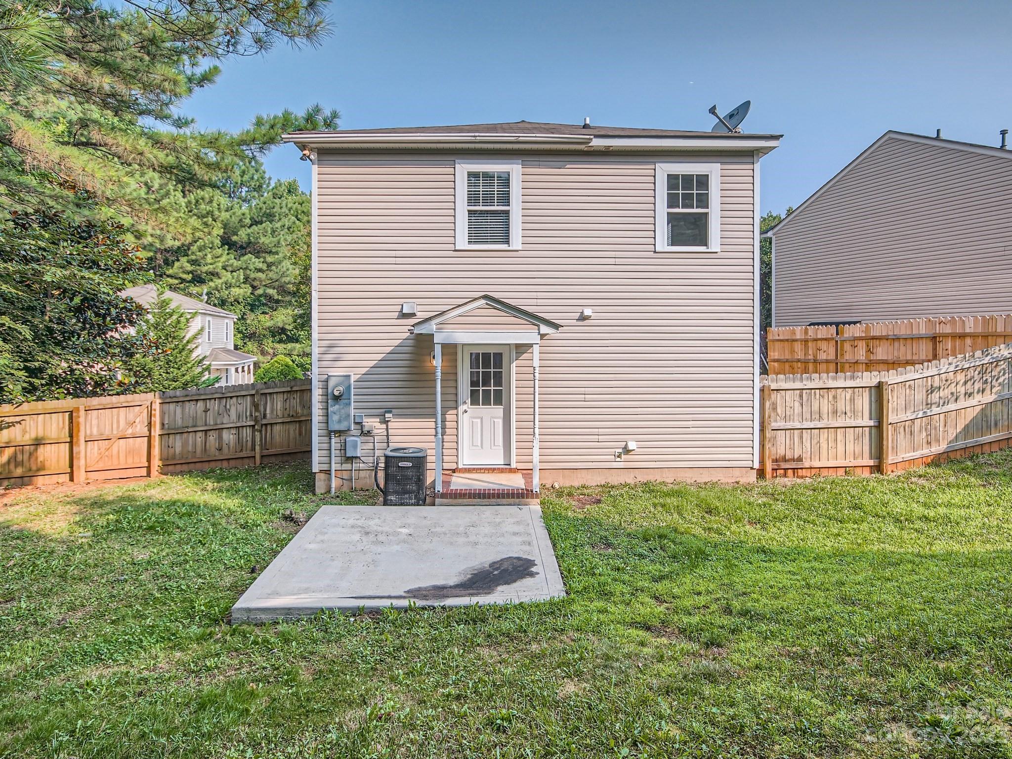 6608 Love Ridge Lane Charlotte, NC 28213 - Photo 27 of 28 a front view of a house with garden
