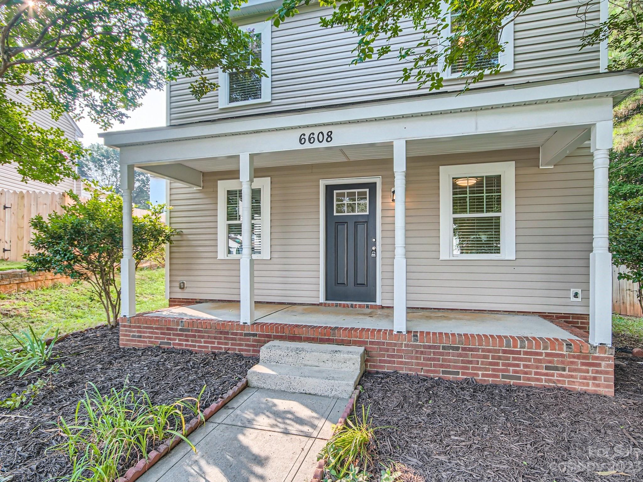 6608 Love Ridge Lane Charlotte, NC 28213 - Photo 4 of 28 a front view of a house