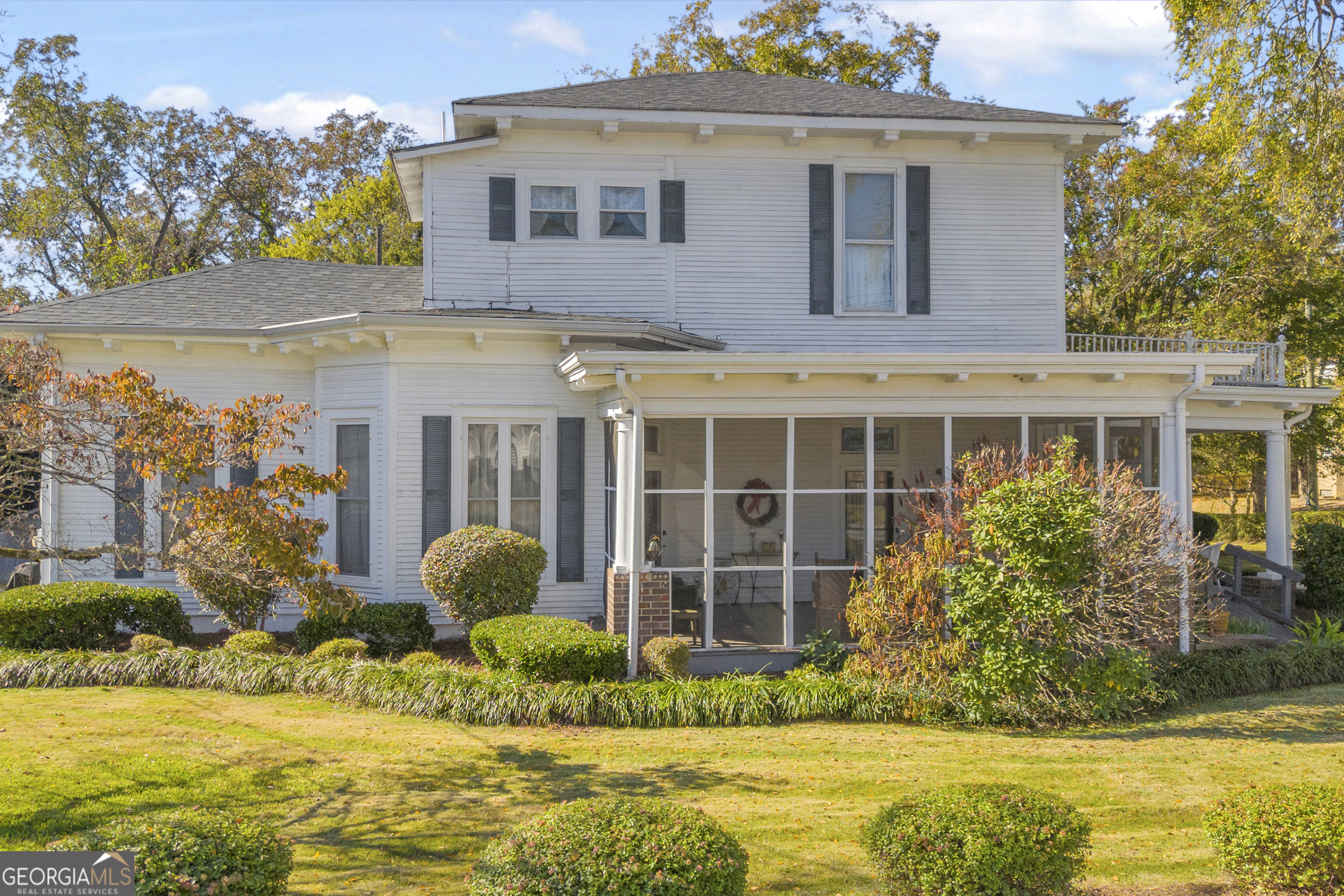 105 South Thomas Street Elberton, GA 30635 - Photo 2 of 57 a front view of a house with a garden and plants