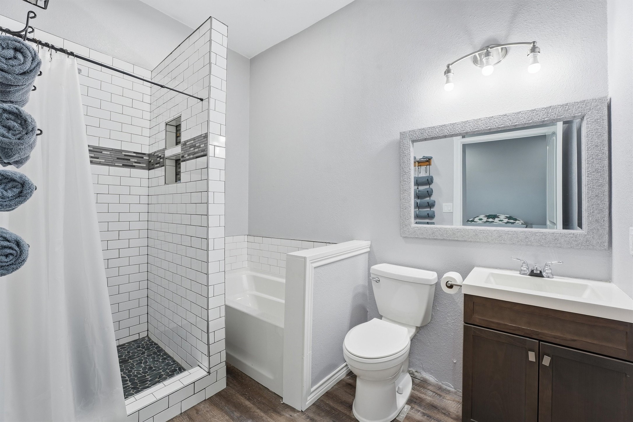21902 Ramsey Road Crosby, TX 77532 - Photo 19 of 30 Secondary Bathroom