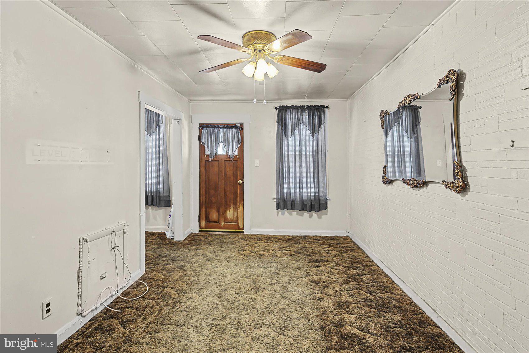 2707 Sparrows Point Road Baltimore, MD 21219 - Photo 3 of 34 Entry way/ living room