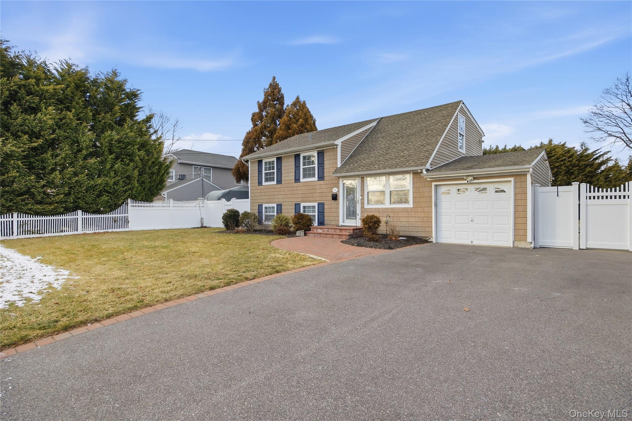 147 Ruth Street West Islip, NY 11795 - Photo 2 of 27