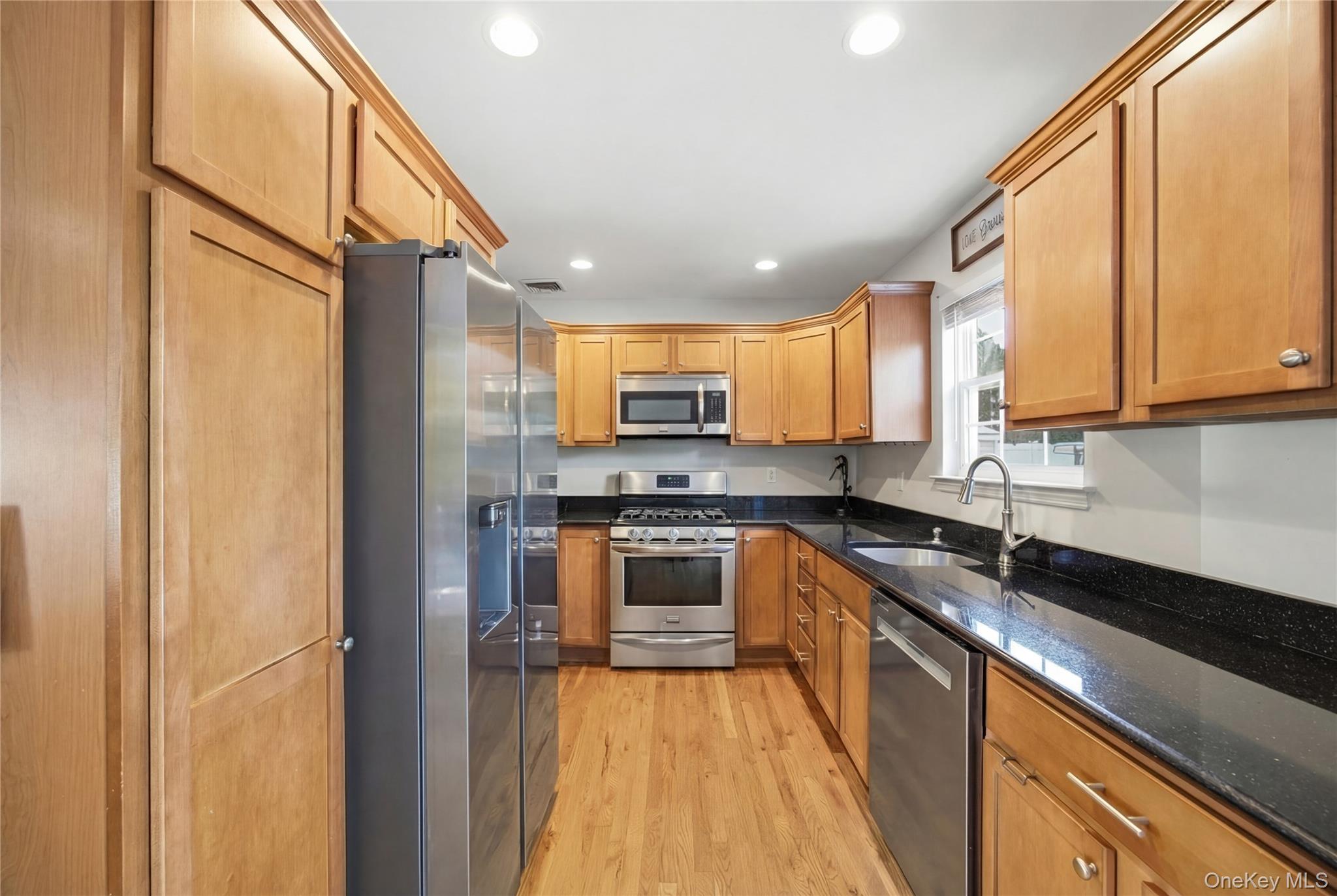 147 Ruth Street West Islip, NY 11795 - Photo 6 of 27